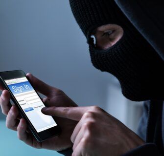 hacker de celular 335x320 - HACKERS DE CELULAR: 6 ÓTIMAS MANEIRAS DE PROTEGER SEU APARELHO