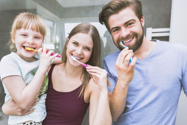 COM ESCOVAR OS DENTES CORRETAMENTE EM 9 ETAPAS PRÁTICAS