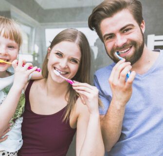 como escovar os dentes corretamente 335x320 - COM ESCOVAR OS DENTES CORRETAMENTE EM 9 ETAPAS PRÁTICAS