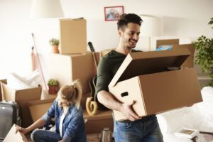 jovem casal se mudando 300x200 - TÍTULO DE CAPITALIZAÇÃO ALUGUEL: GUIA RÁPIDO EM 7 PASSOS SIMPLES